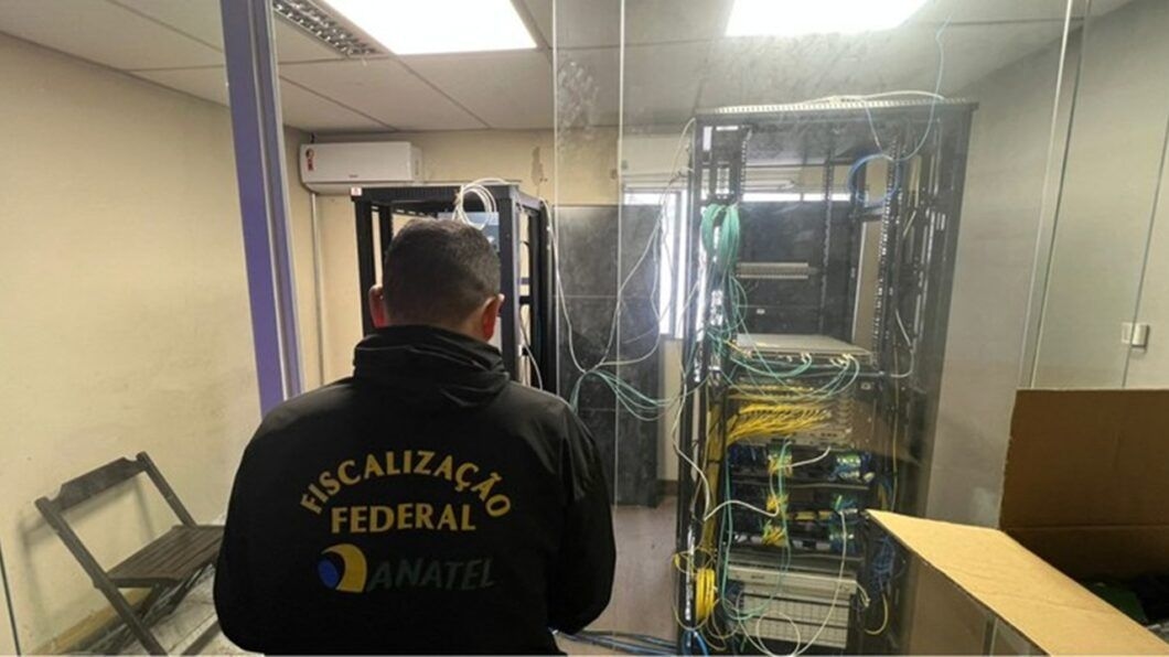 Agente da Anatel desmantela central clandestina de TV e internet em São Paulo. Reprodução: Tecnoblog