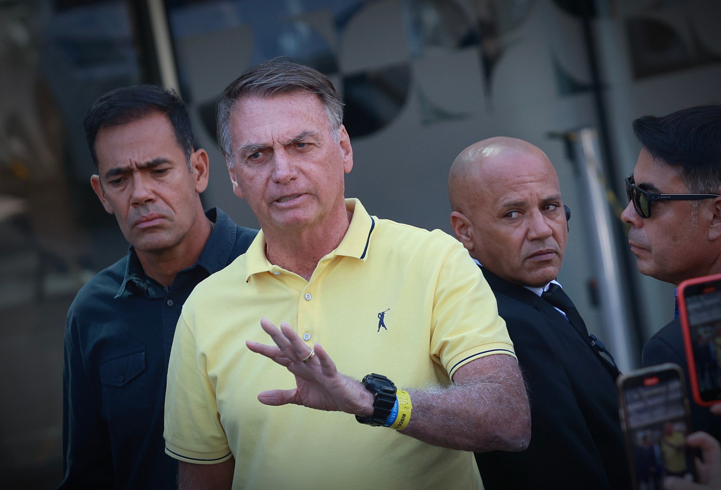 Bolsonaro, no hospital, com cirurgia aprovada para ocorrer em Natal.. Reprodução: Oglobo