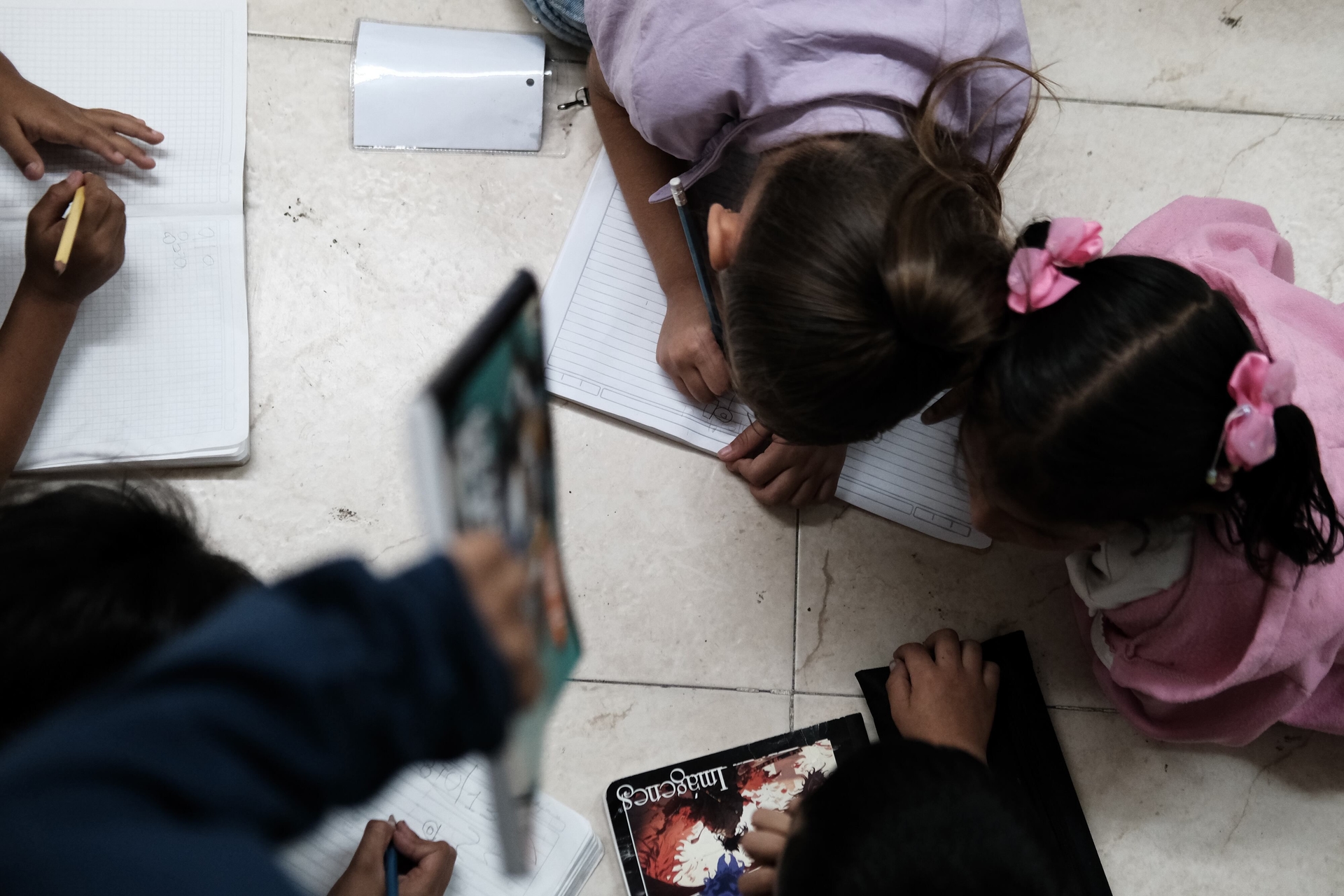 Estudantes do Colégio Temporal para a Paz em Cúcuta aprendem a escrever em sala de aula. Legenda da imagem. Reprodução: Retorno do item 11