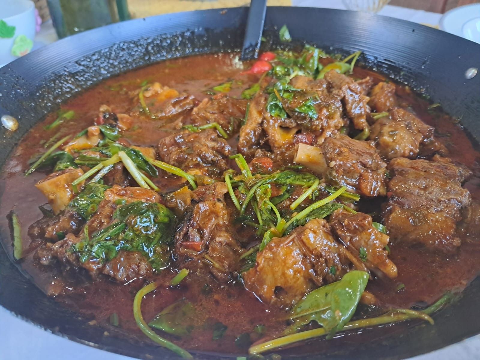 Kleber Galesco e Regiane Morais ensinam a preparar a autêntica Rabada. Reprodução: TV Fronteira