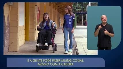 Amelie Segantini, a adolescente com paralisia cerebral, encontra alegria em sua nova escola inclusiva. Reprodução: Globo