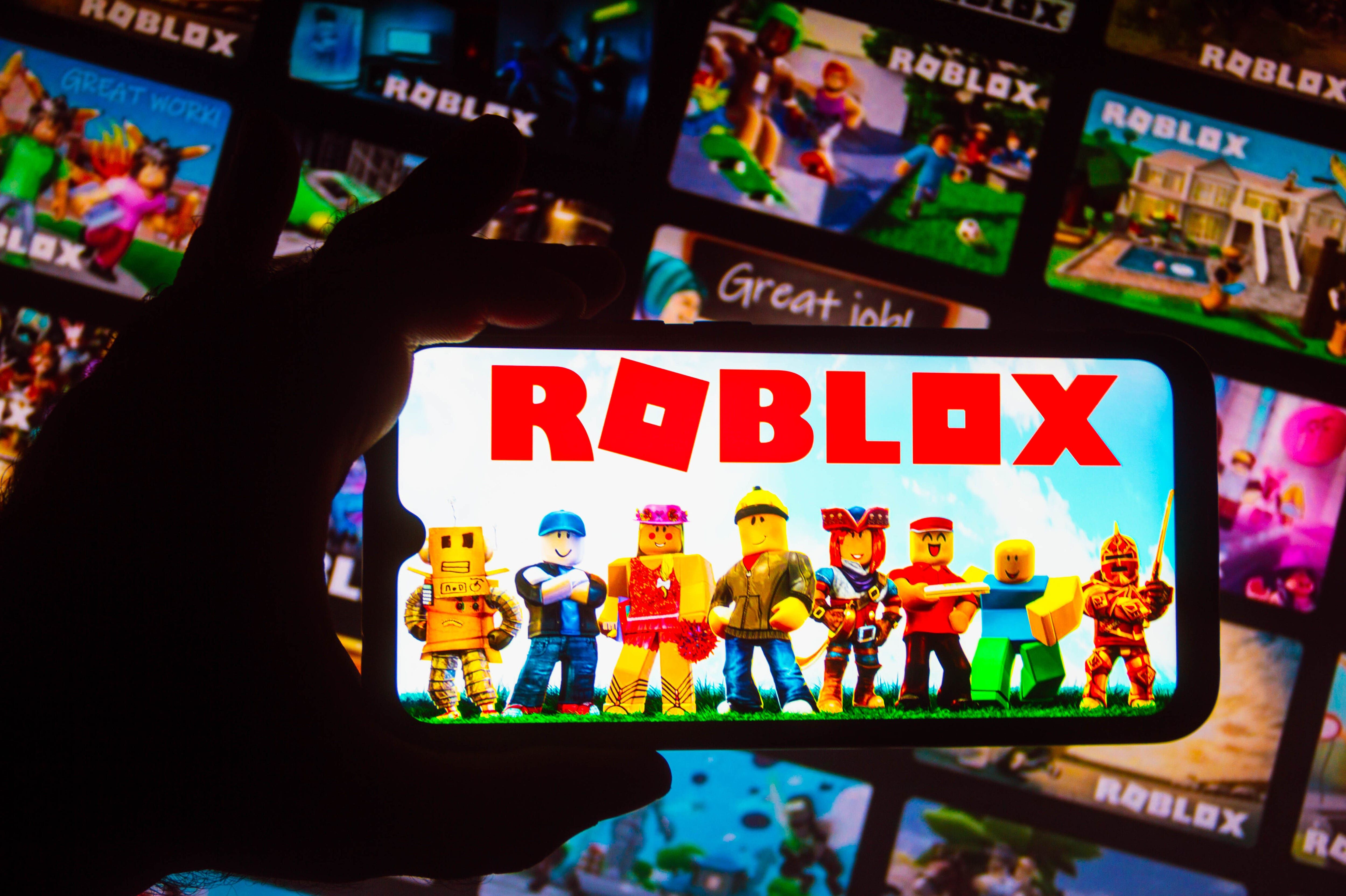 Imagem do logo do Roblox exibido em um smartphone, contexto de processo judicial envolvendo exploração infantil. Reprodução: Business Insider
