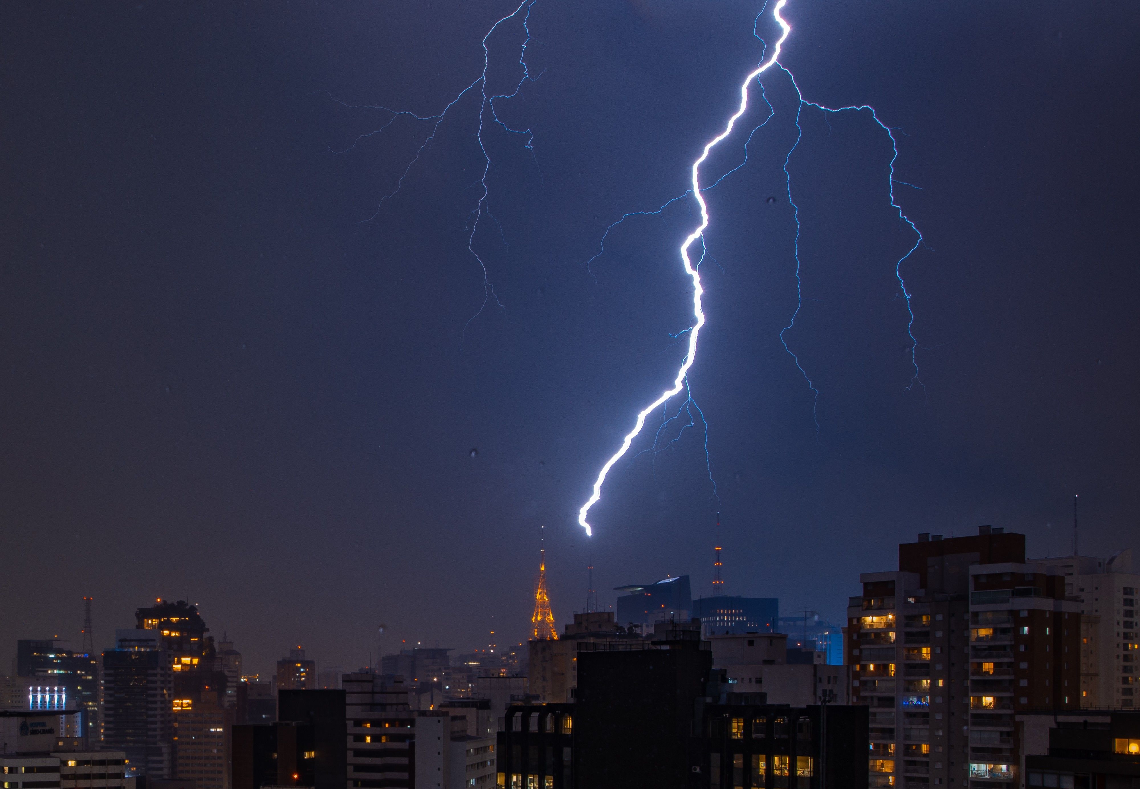 [Raios cortam o céu de São Paulo durante chuva forte no início da noite]. Reprodução: Oglobo