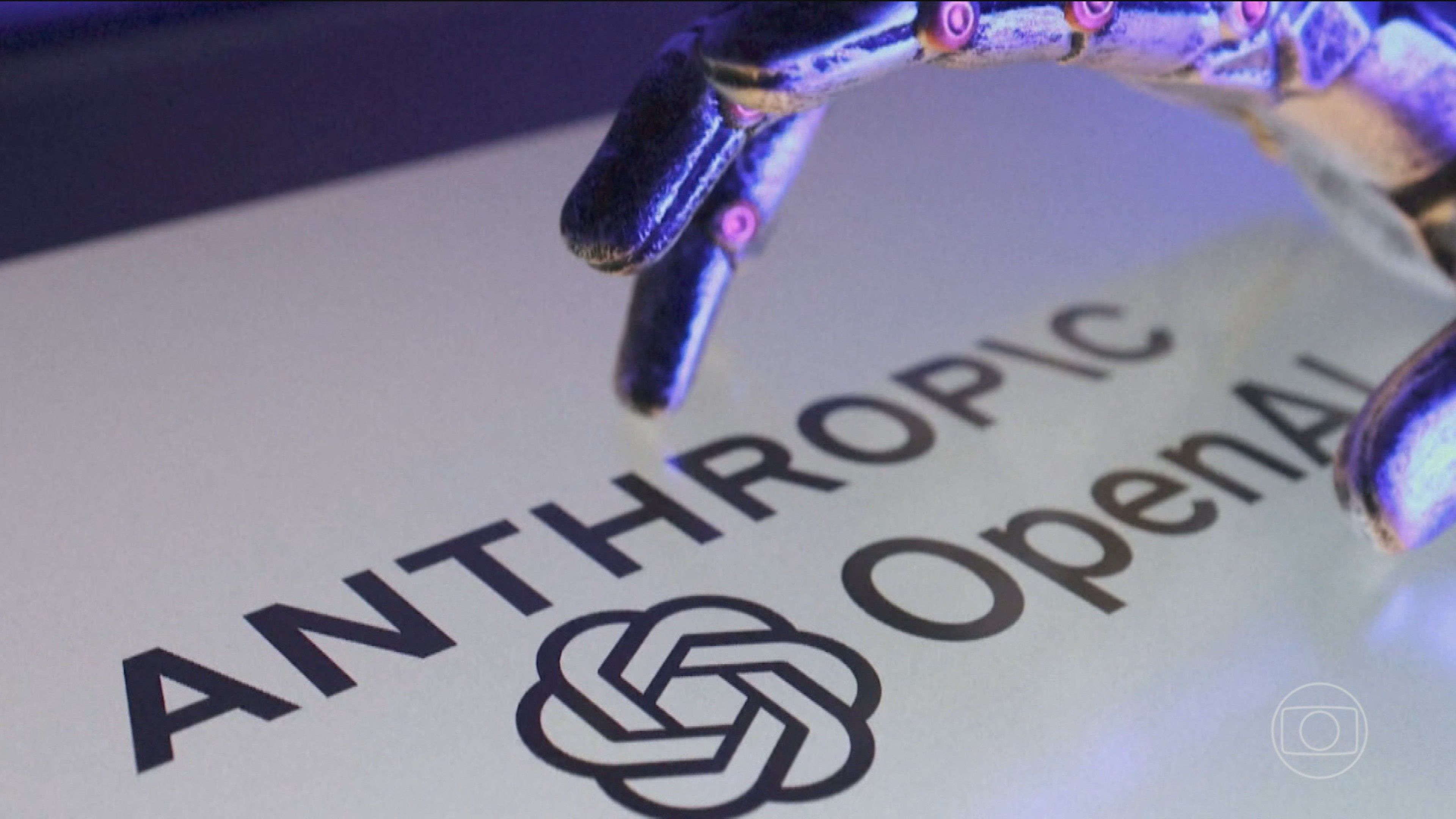 Painel discute a relação entre inteligência artificial e crise do modelo econômico no O Assunto. Reprodução: G1