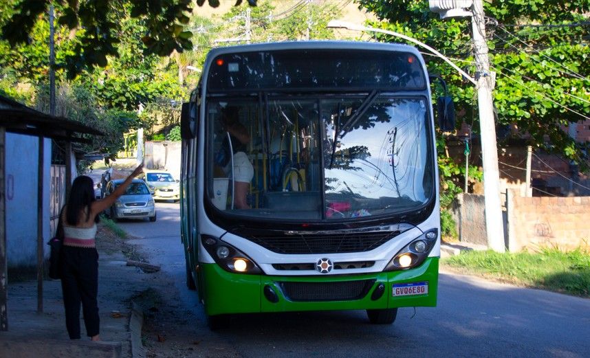 Usuários celebram a implementação da tarifa zero em Japeri, mas pedem melhorias na frequência dos ônibus. Reprodução: Globo