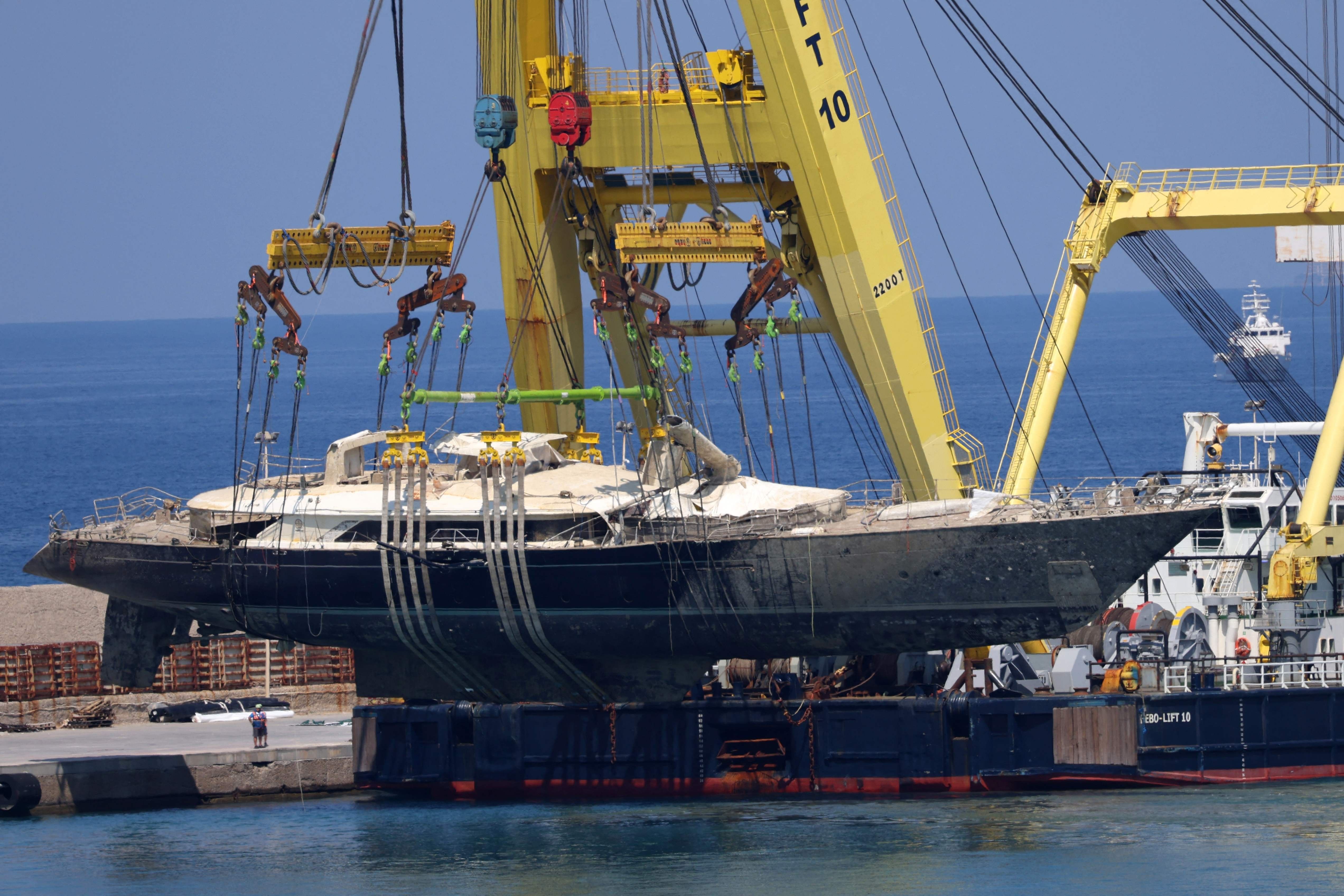 Superiate Bayesian, afundado em 2024, é içado e levado para investigação na Sicília.; Reprodução: Globo