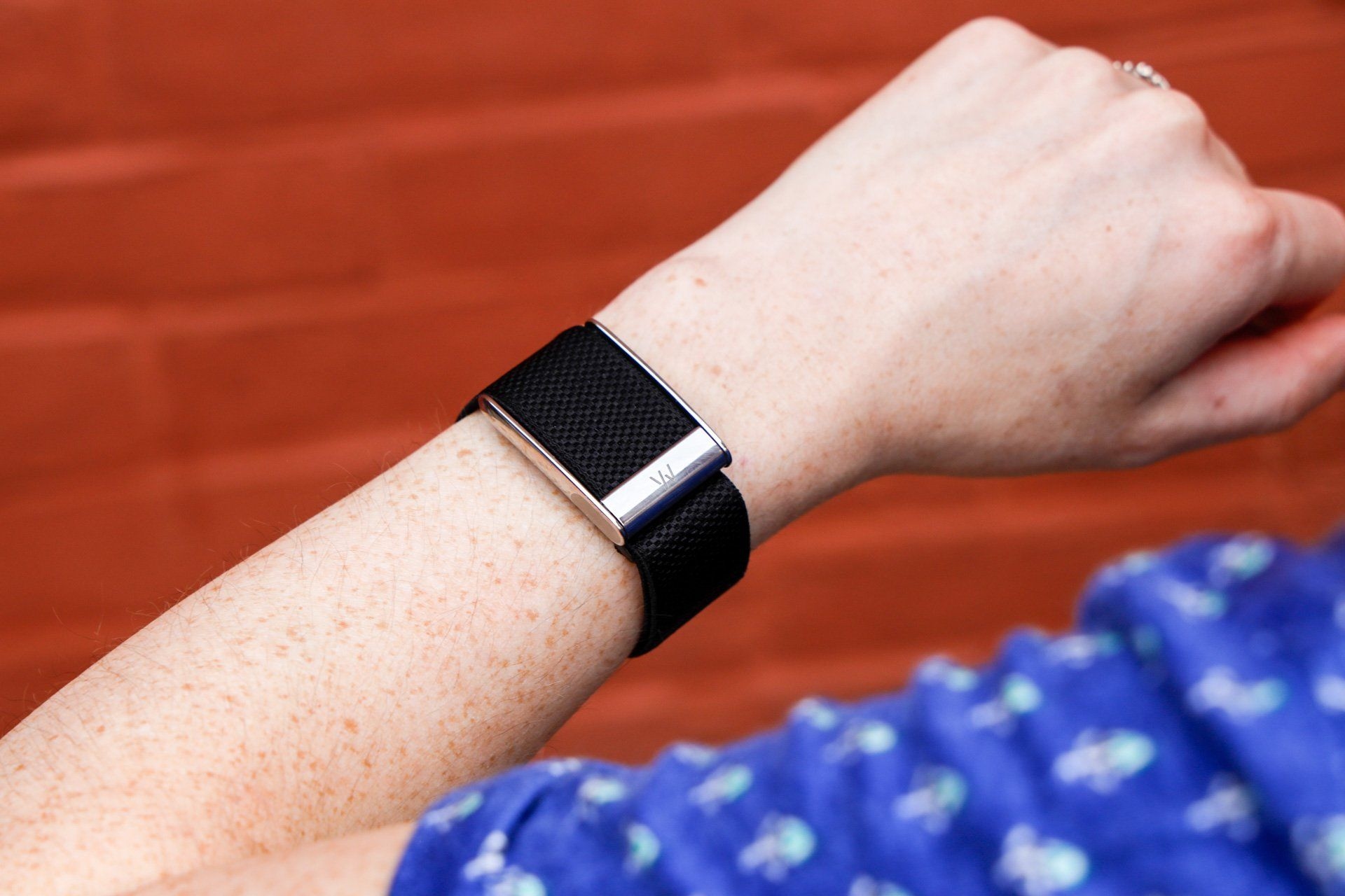 Análise do novo band Whoop 5, fit tracker revolucionário sem tela.; Reprodução: Gizmodo