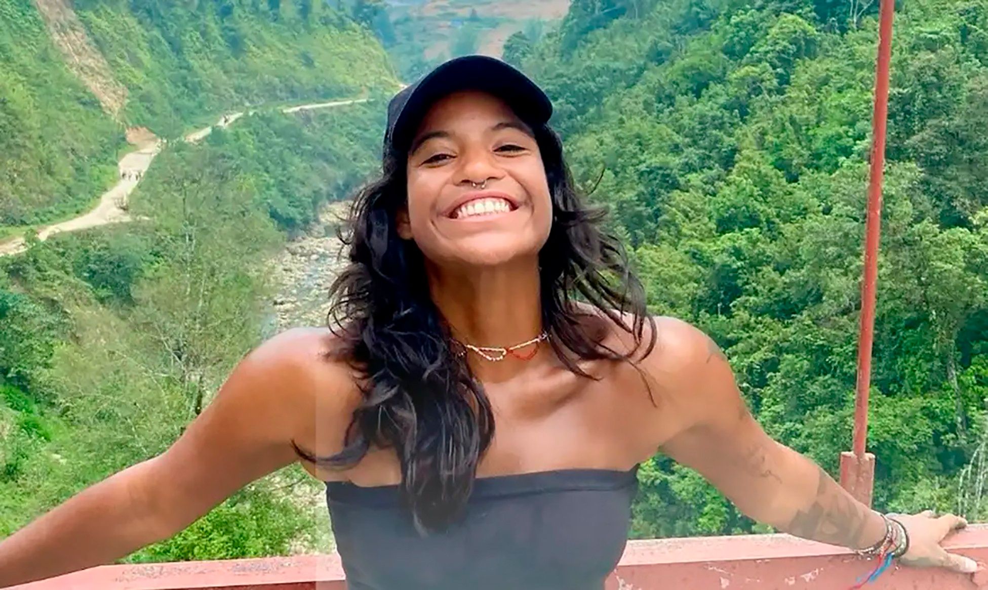 Aventura trágica: Juliana Marins, jovem brasileira, morre após queda no Monte Rinjani, na Indonésia. Legenda da imagem. Reprodução: Globo