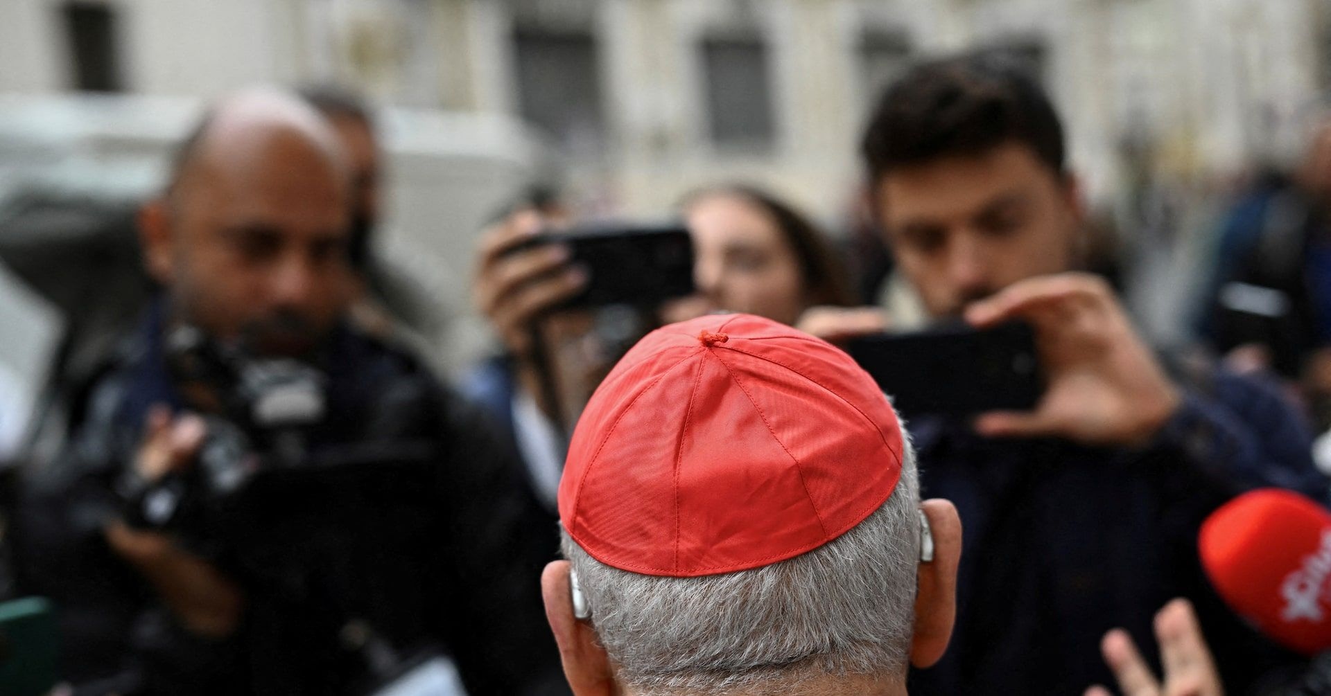Cardeais católicos chegam ao conclave para escolher o sucessor do Papa Francisco. Reprodução: Reuters