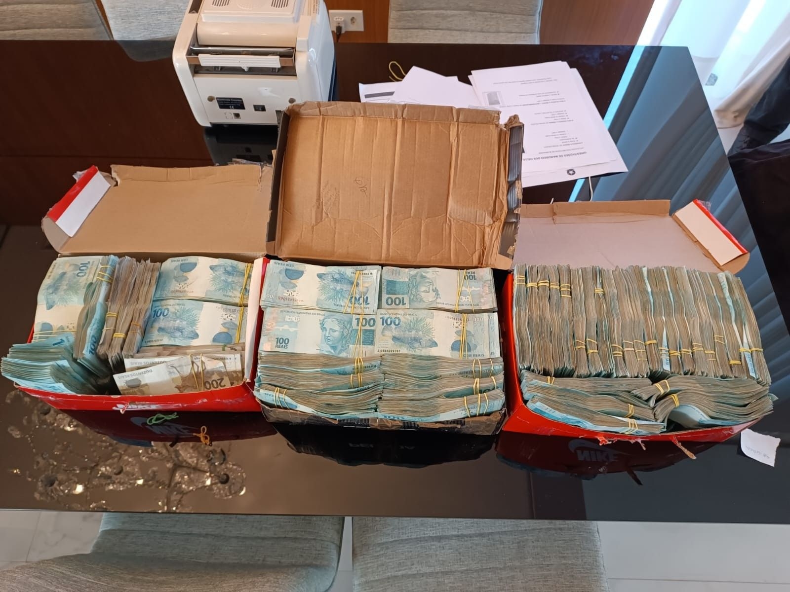 Polícia Federal apreende R$ 1,3 milhão em caixa de sapatos durante operação contra tráfico em Foz do Iguaçu. Reprodução: Globo