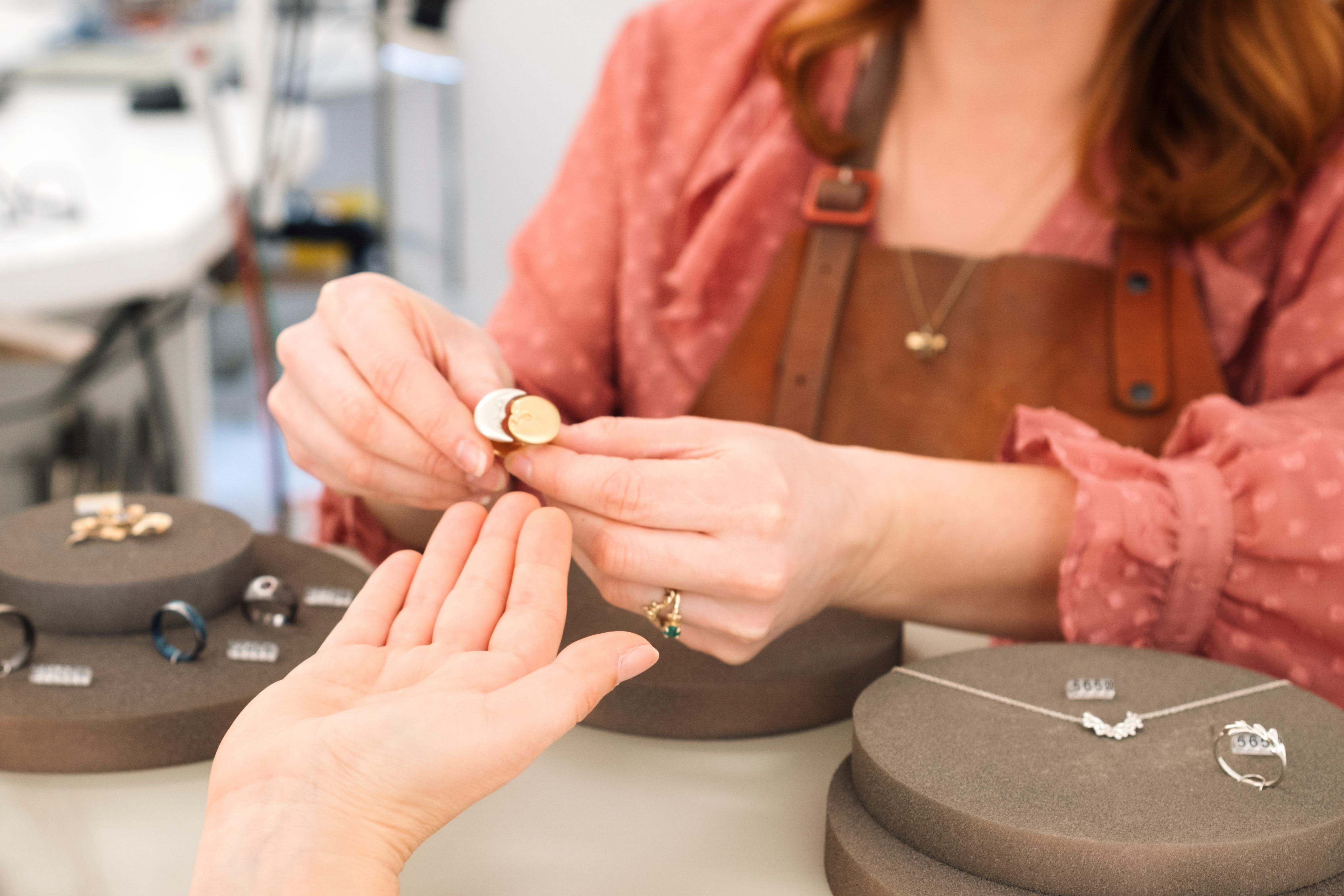 Homem é acusado de desviar quase 6 milhões de dólares e comprar anel de noivado de 150 mil.; Legenda da imagem. Reprodução: Business Insider