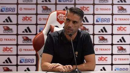 Alfredo Almeida, novo diretor da base do Flamengo, durante coletiva de apresentação no Ninho do Urubu. Reprodução: Globo