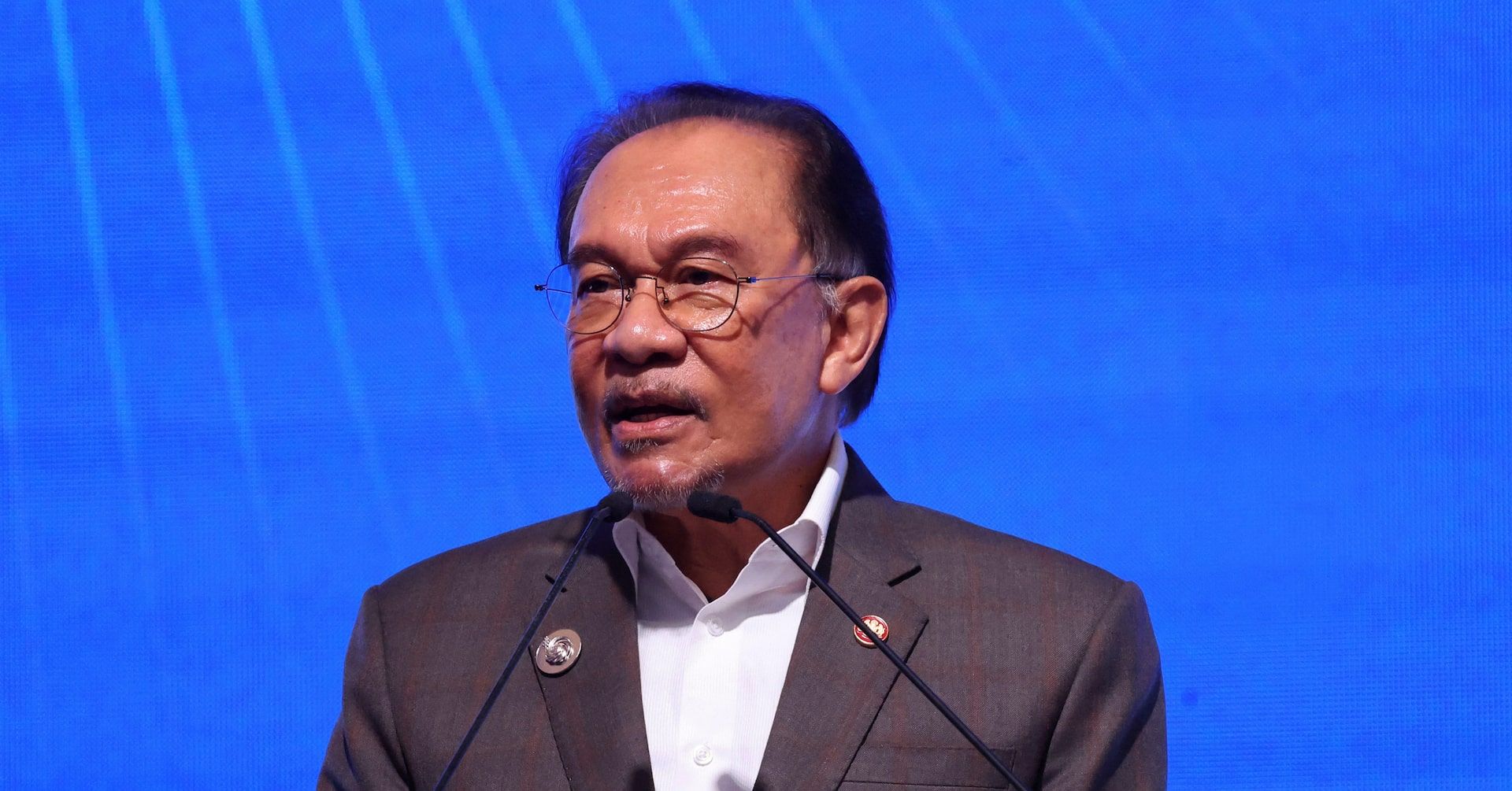 Anwar Ibrahim se encontra com líder da junta de Myanmar para discutir extensão de cessar-fogo. Reprodução: Reuters