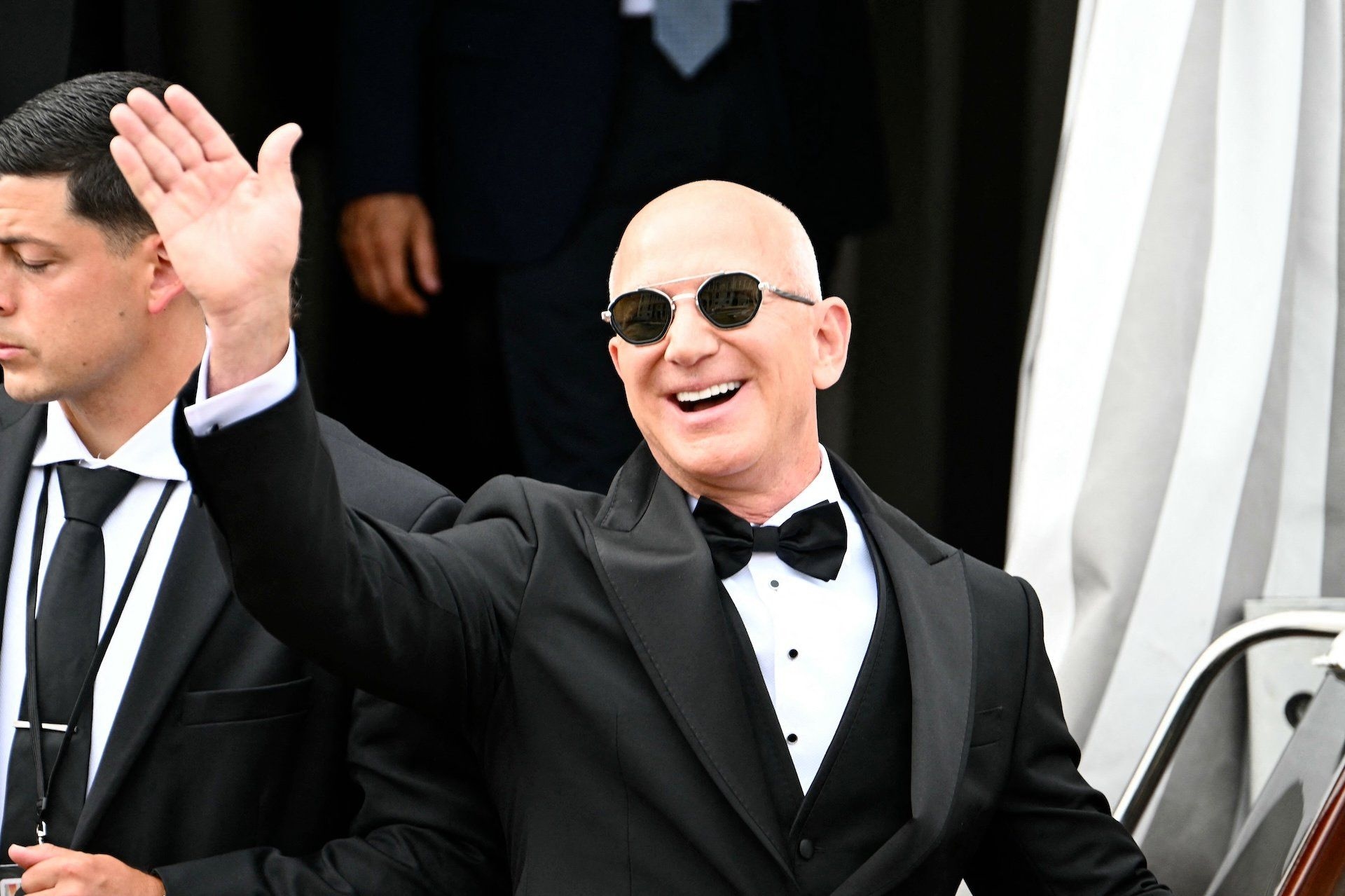 Jeff Bezos sai do Aman Hotel em Veneza no dia do seu casamento. Reprodução: Gizmodo