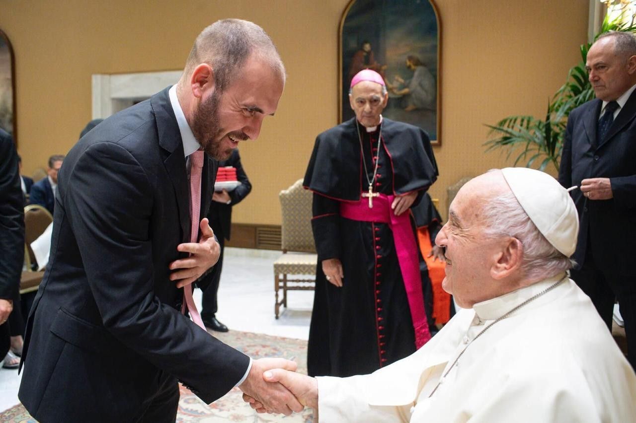 Economistas presididos por Stiglitz e Guzmán lançam proposta de reforma financeira em Roma. Reprodução: Globo