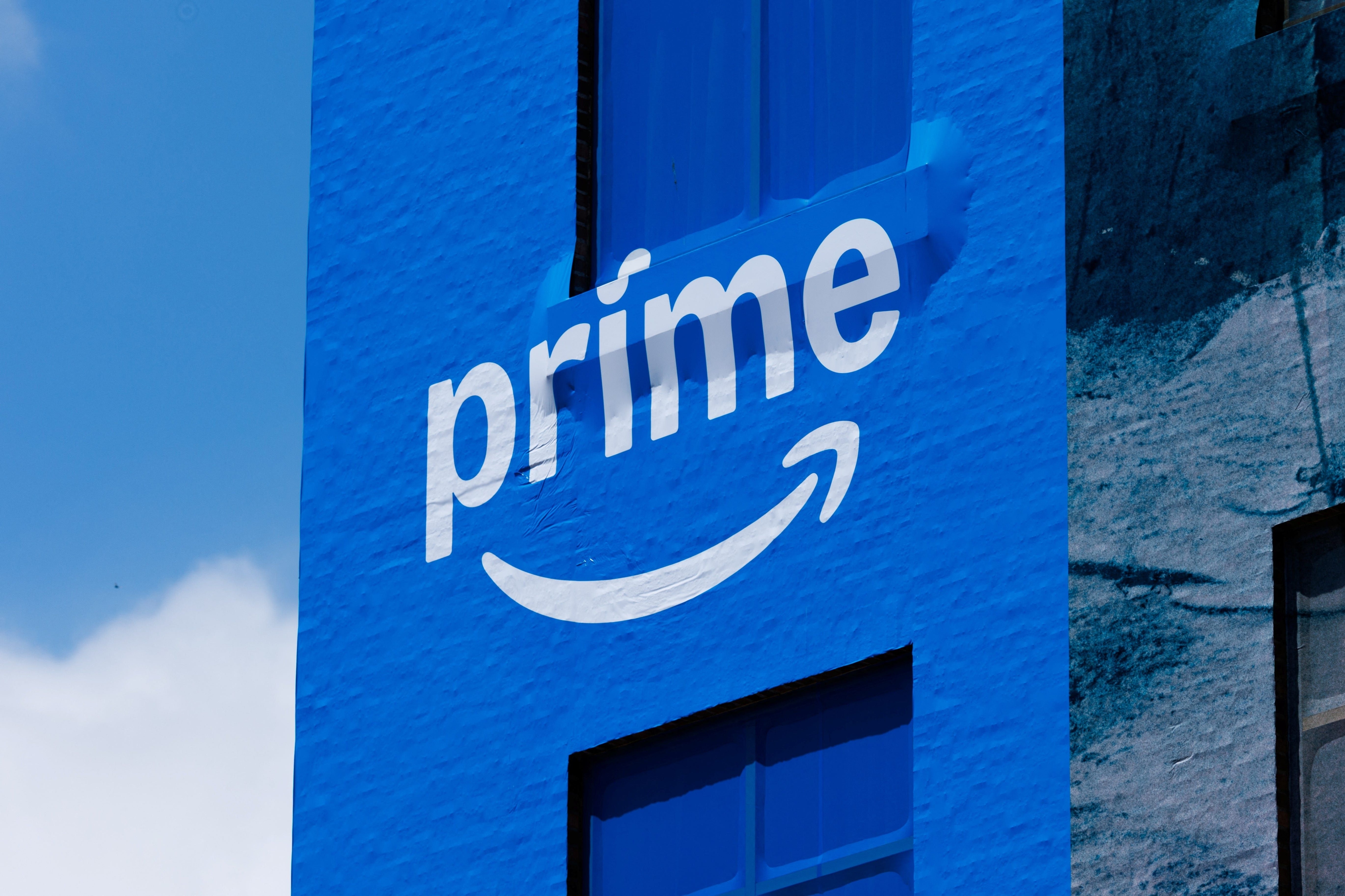Prédio no centro de San Diego exibe publicidade da Amazon Prime, destacando resultados positivos do segundo trimestre. Reprodução: Business Insider