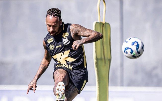 Neymar em ação durante jogo, enfrentando críticas e lesões no Santos. Reprodução: iG.