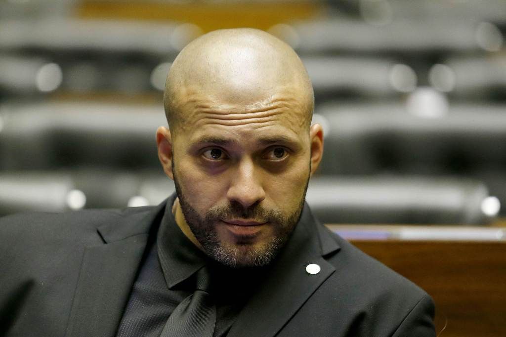 Mendonça Rompe Maioria do STF e Defende Liberdade Condicional de Silveira