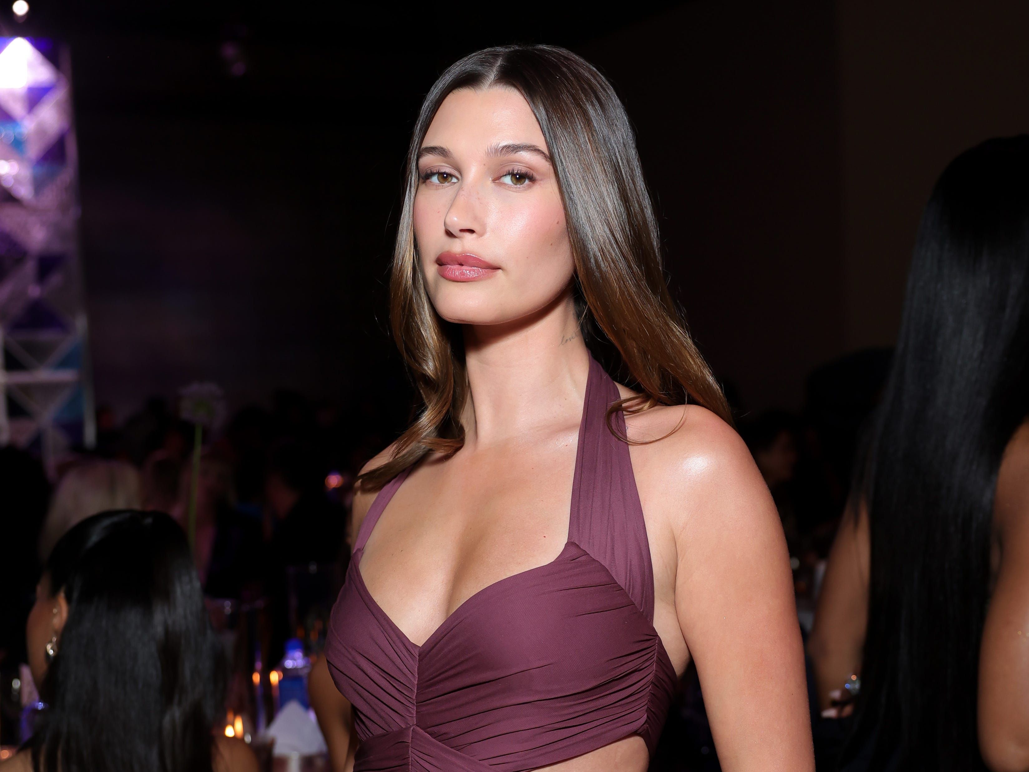 Hailey Bieber fala sobre a dificuldade de aceitação do corpo após o parto. Reprodução: Business Insider