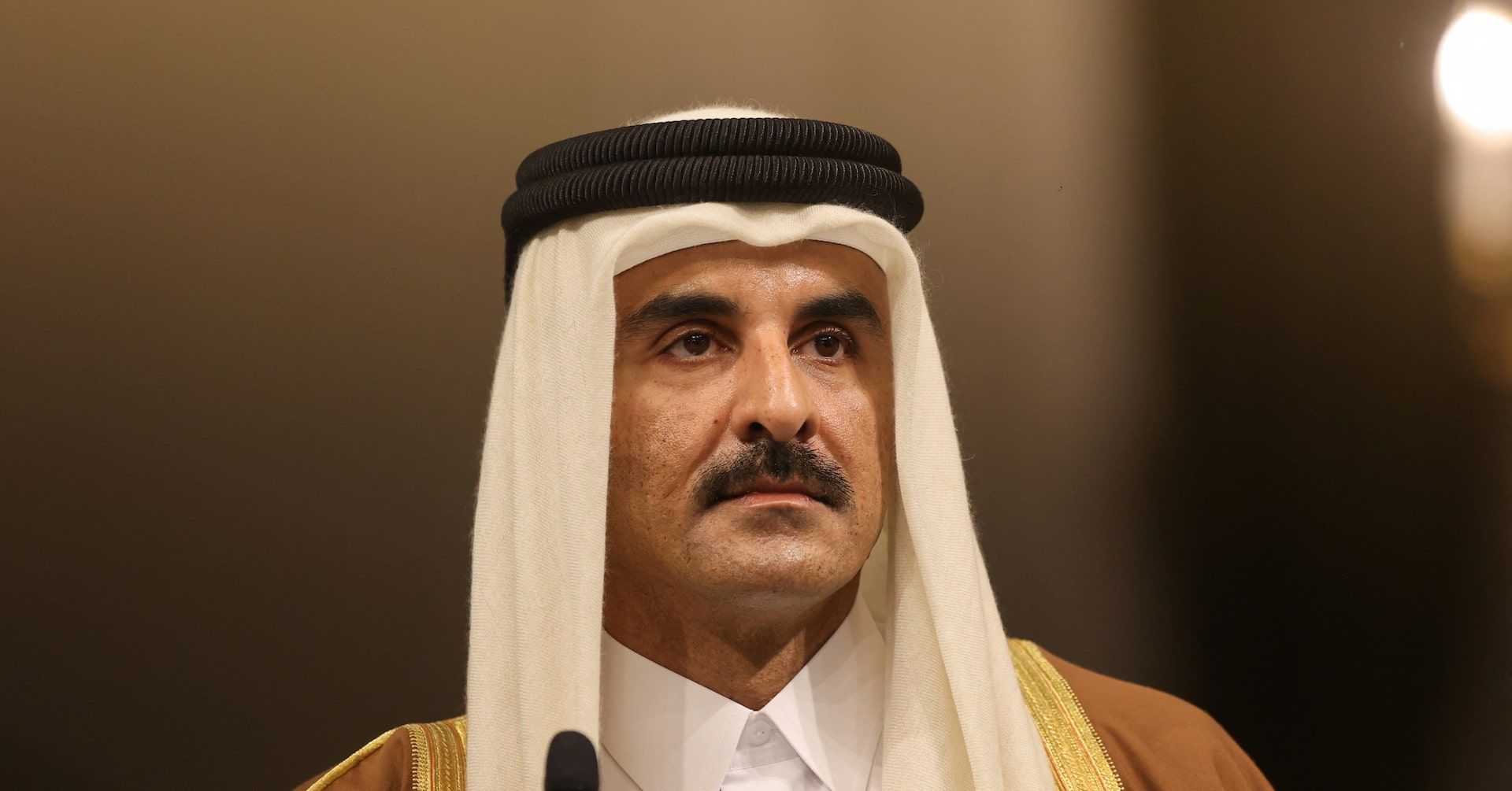 Emir do Qatar, Sheikh Tamim, chega a Moscovo para gesprekken com Putin sobre Ucrânia e Oriente Médio. Reprodução: Reuters