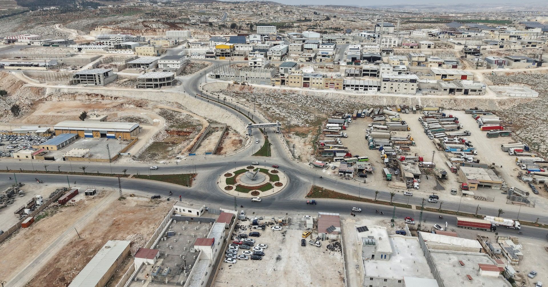 Empresário Mohammad al-Badawi comemora aumento nas vendas em Idlib após queda de Bashar al-Assad. Reprodução: Reuters