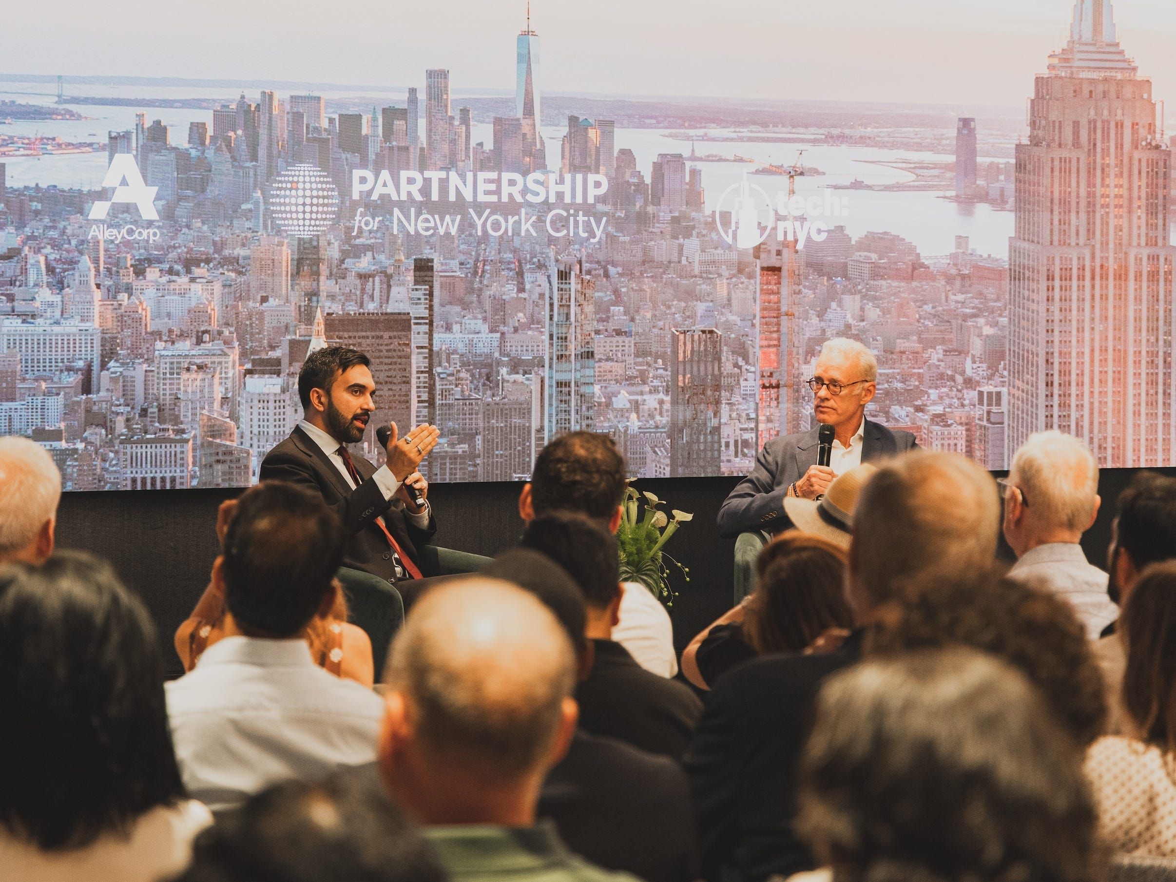 Zohran Mamdani discute suas propostas com investidores e fundadores de startups em evento em Manhattan.; Legenda da imagem. Reprodução: Business Insider