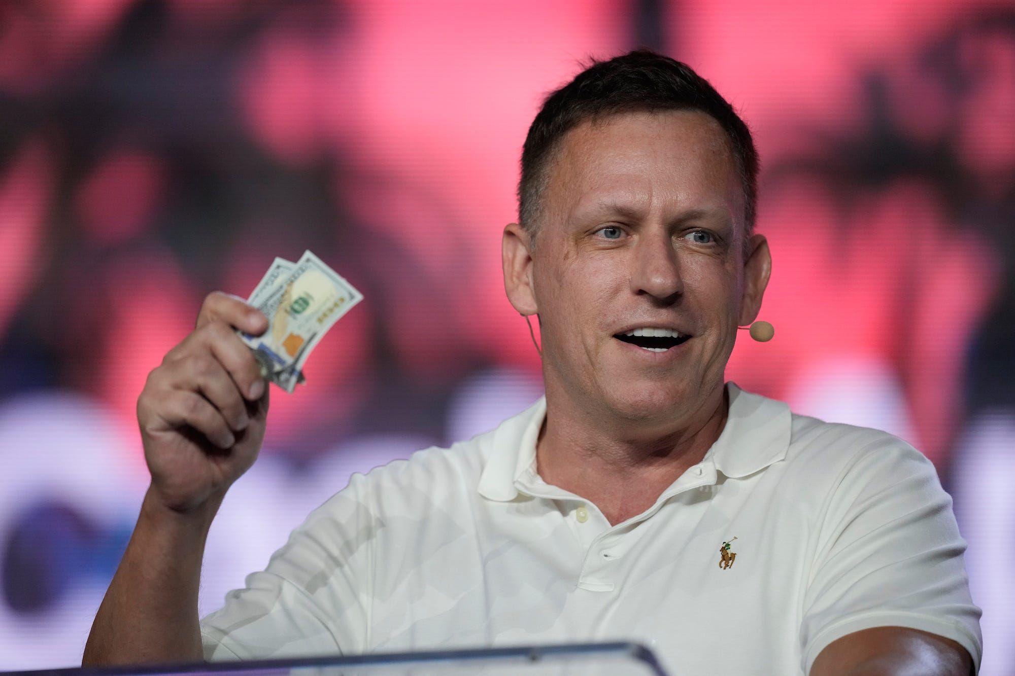 Peter Thiel anuncia retorno ao financiamento político, contribuindo com mais de 800 mil dólares para candidatos republicanos. Reprodução: Business Insider