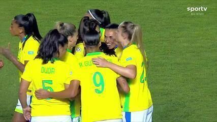 Arthur Elias chega ao Estádio Chillogallo para o jogo entre Brasil e Colômbia na Copa América Feminina. Reprodução: Globo