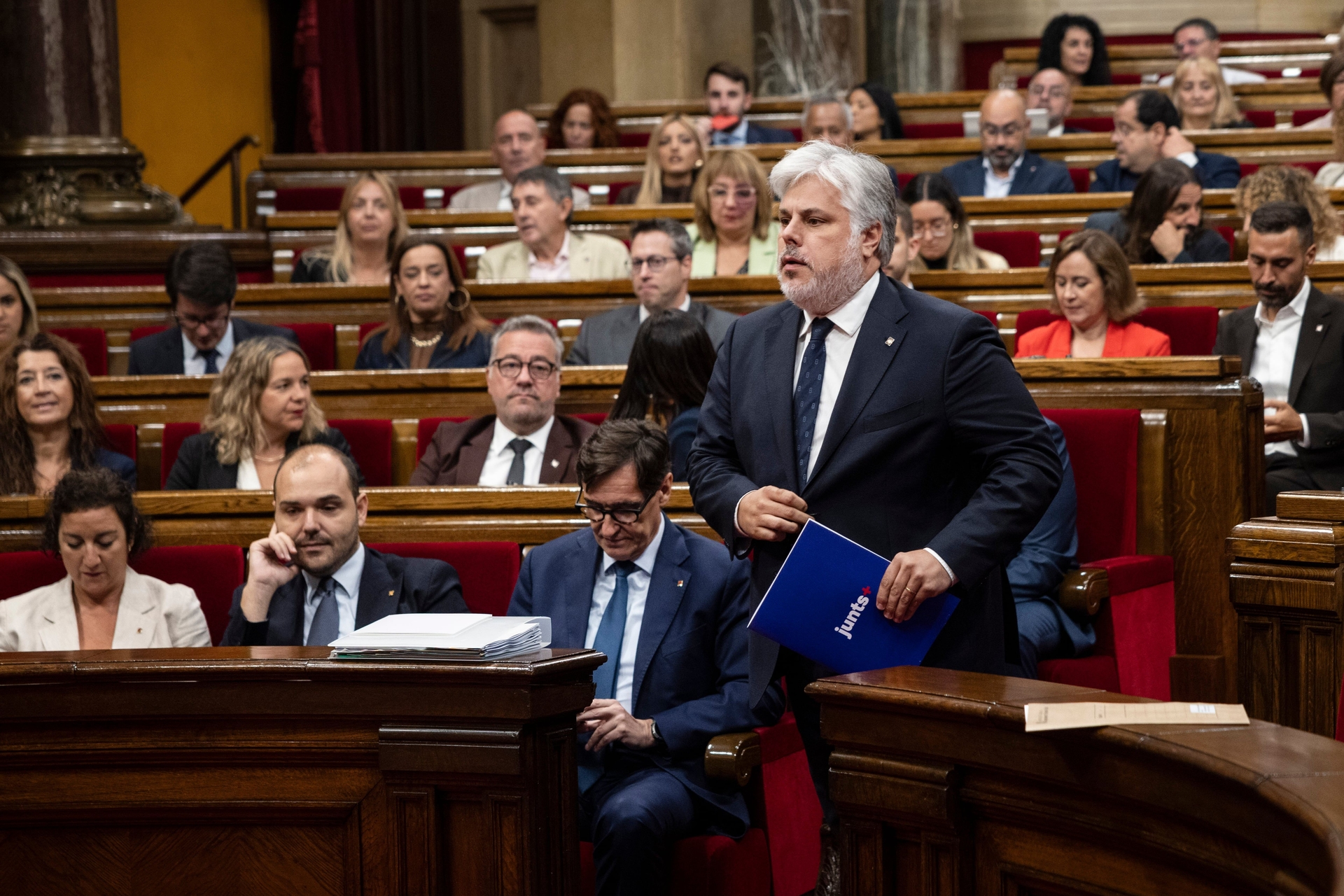 Batet atravessa o hemiciclo durante debate sobre a OPA do BBVA ao Sabadell. Legenda da imagem. Reprodução: El País