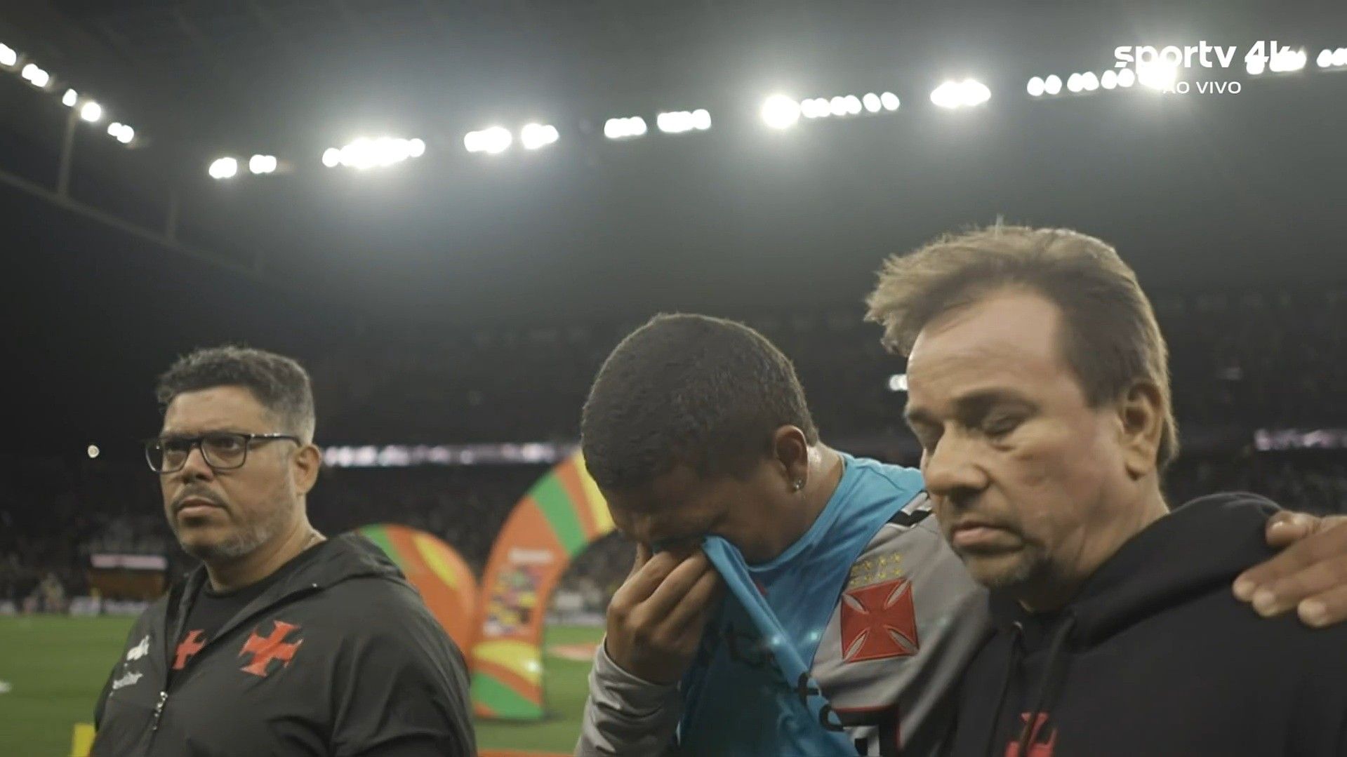 Mateus Carvalho sente o joelho no aquecimento antes de Corinthians x Vasco e sai chorando. Reprodução: Ge