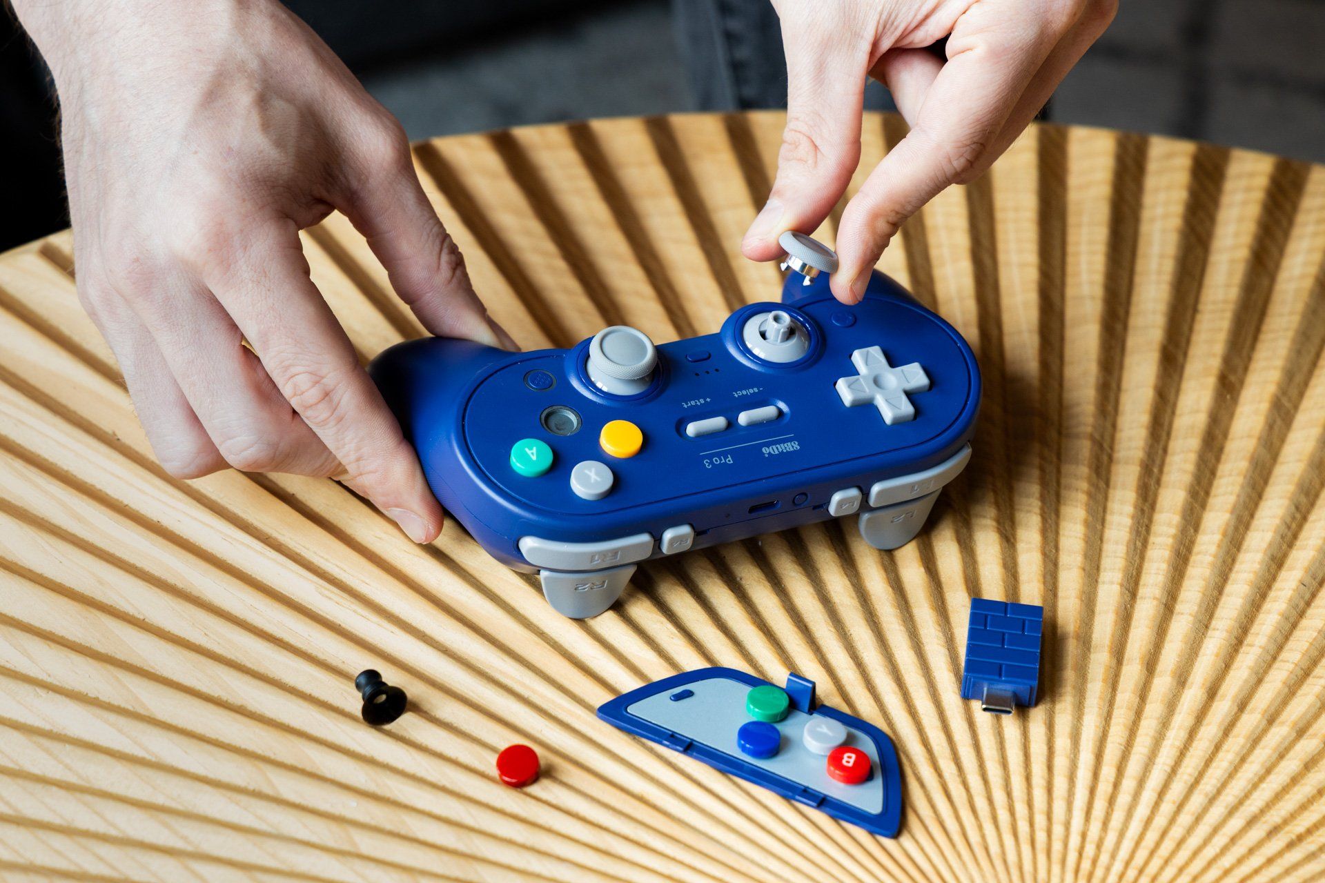 Controle 8BitDo Pro 3 com layouts intercambiáveis de botões para Xbox e Switch.; Reprodução: Gizmodo