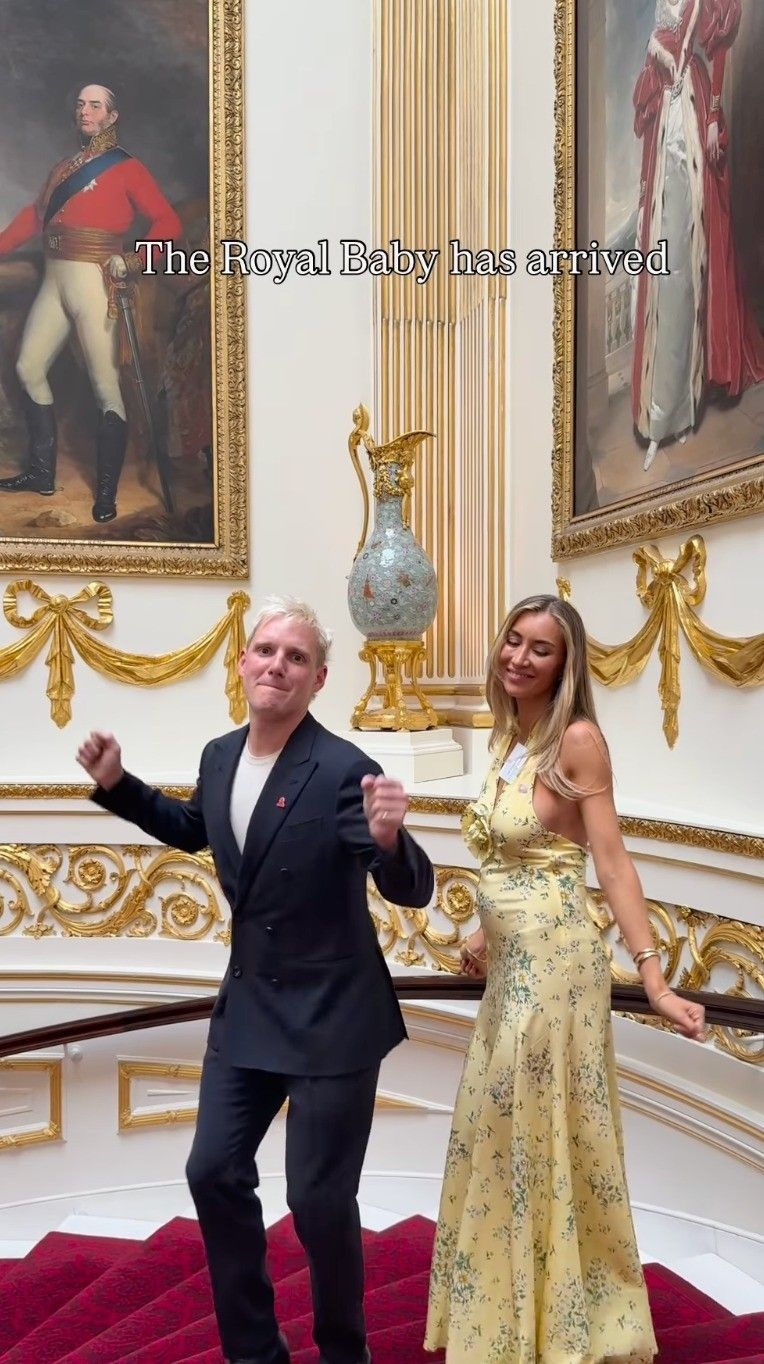 Jamie Laing e Sophie Habboo dançam na escadaria do Palácio de Buckingham, inspirados por Meghan Markle. Reprodução: Globo