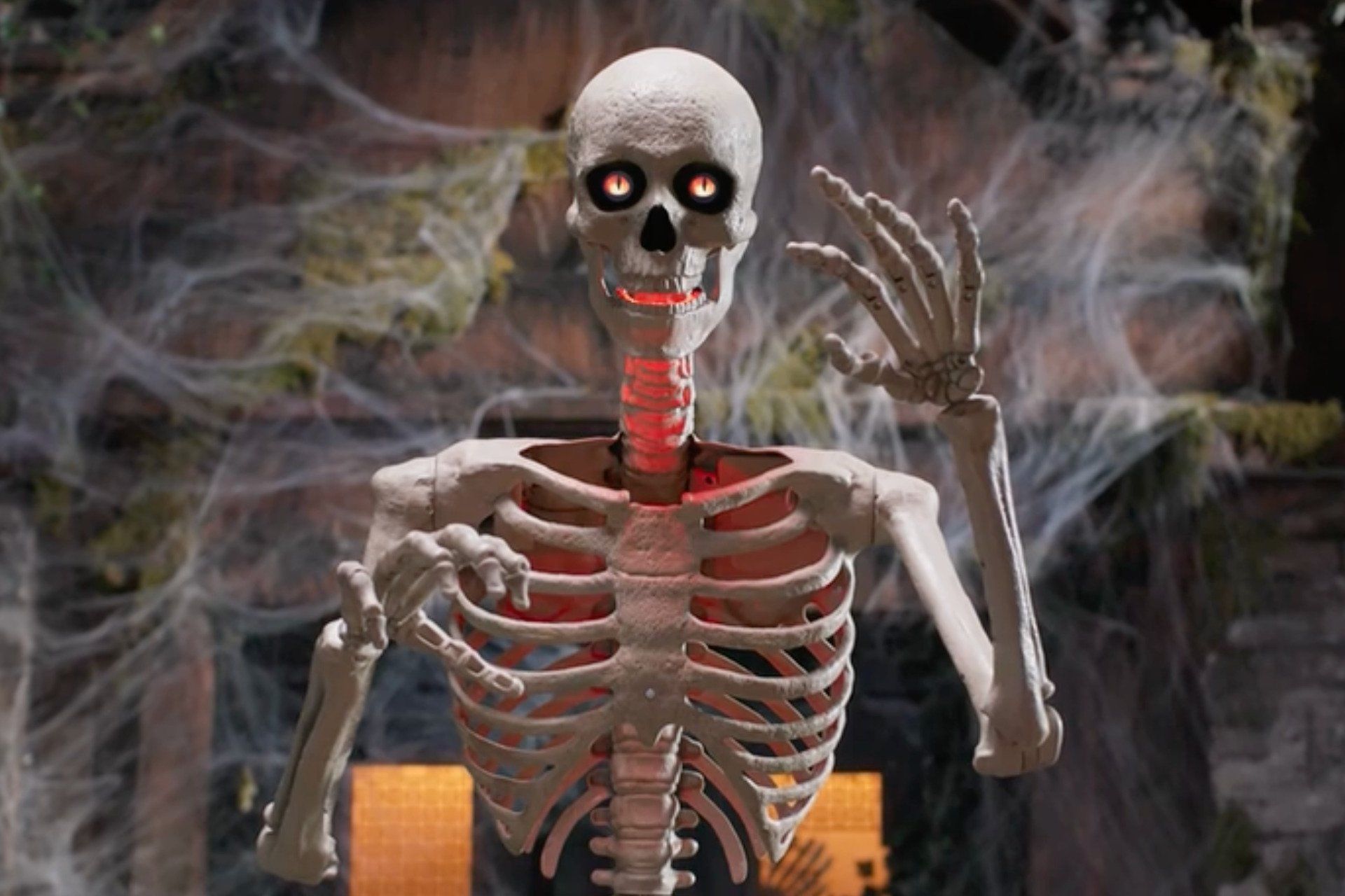 Animatrônicos de 'Gremlins' fazem parte da decoração temática da temporada de Halloween. Legenda da imagem. Reprodução: Gizmodo