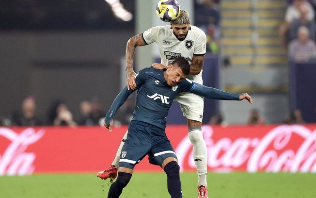 Nelson Deossa em ação pelo Botafogo contra o Palmeiras na Copa Intercontinental 2024. Reprodução: Esporte IG