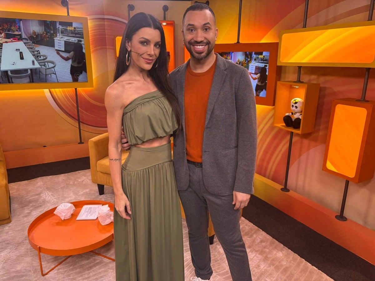 Gil do Vigor e Ceci Ribeiro recebem Marcelo, quinto eliminado do BBB 26. Reprodução: Gshow