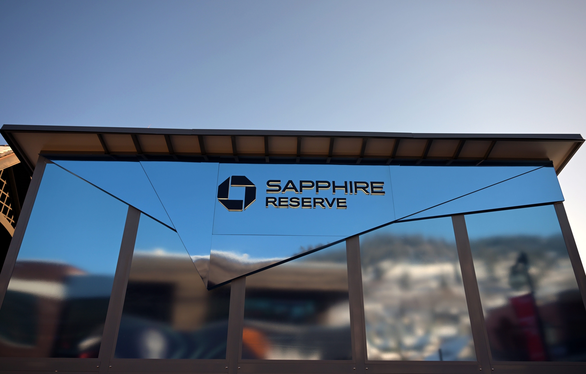 Mudanças na Chase Sapphire Reserve geram reações negativas entre usuários, aliviando a falta que a carta fazia. Reprodução: Business Insider