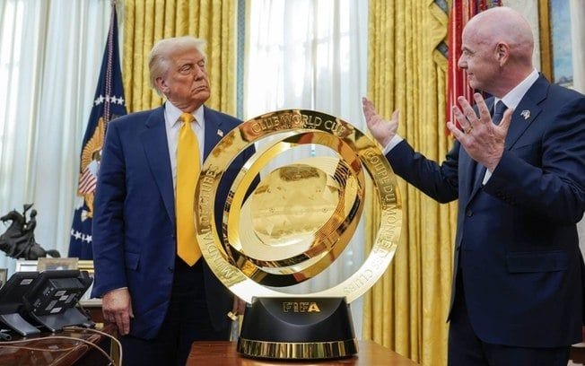 Trump e Melania se deslocam para o MetLife Stadium para assistir à final do Mundial. Legenda da imagem. Reprodução: Durante a Copa do Mundo de Clubes