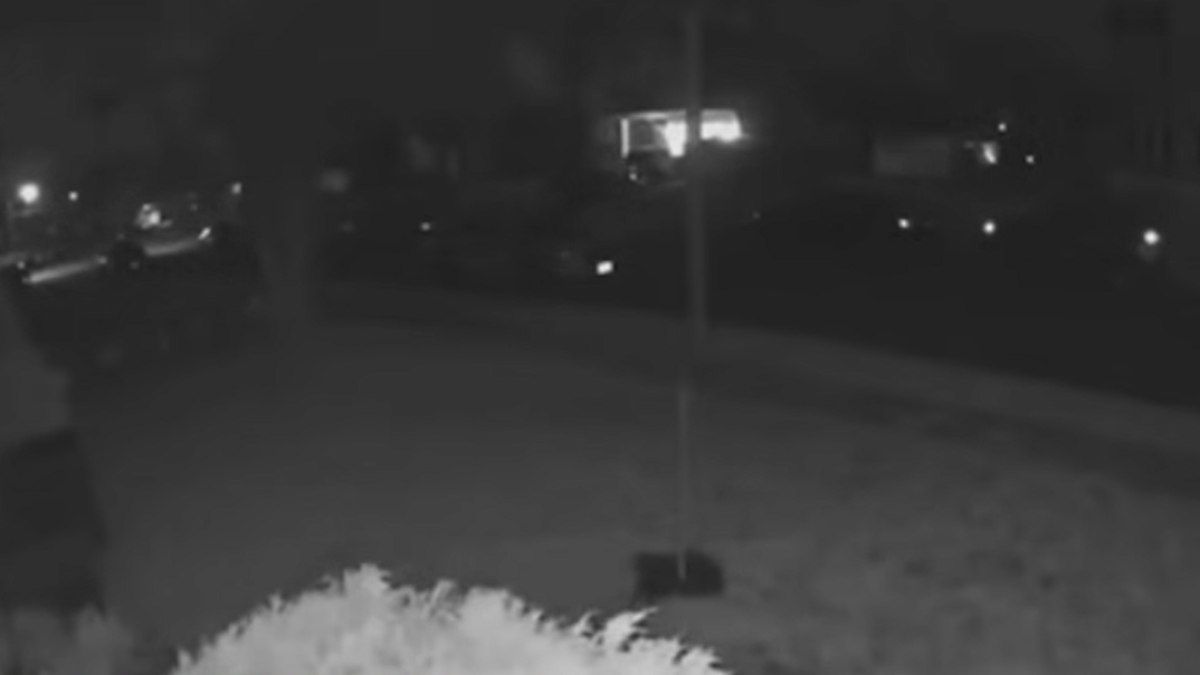 Autoridades inspecionam prédio comercial após incidente noturno nos arredores da Filadélfia. Reprodução: Último Segundo