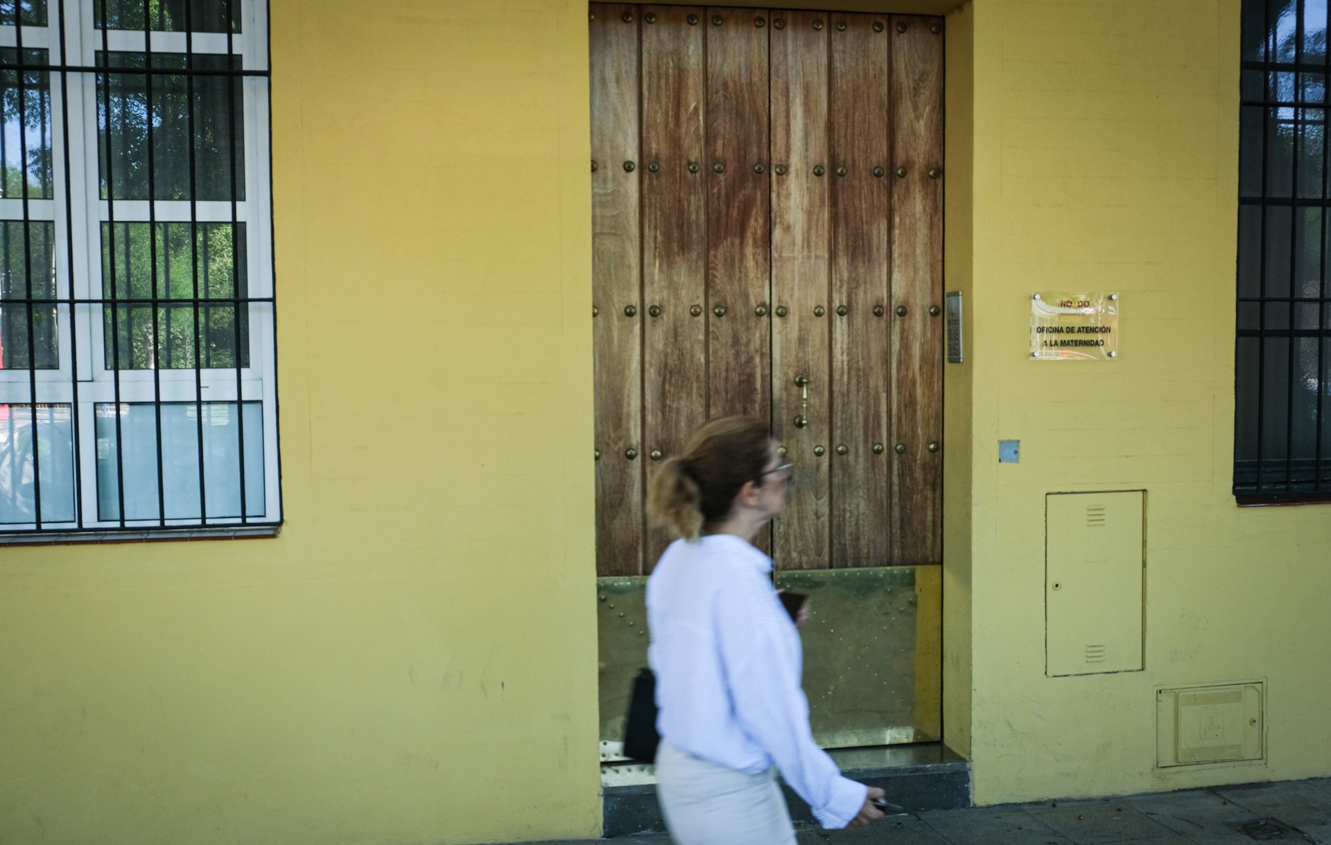 Placa da nova Oficina de atendimento à maternidade em Sevilha, uma medida do PP em parceria com o Vox. Reprodução: El País