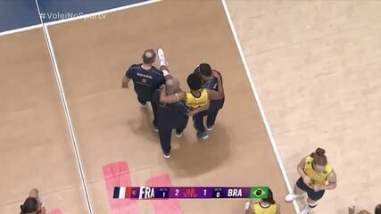 Ana Cristina é carregada após lesão durante a partida do Brasil na Liga das Nações. Reprodução: Globo