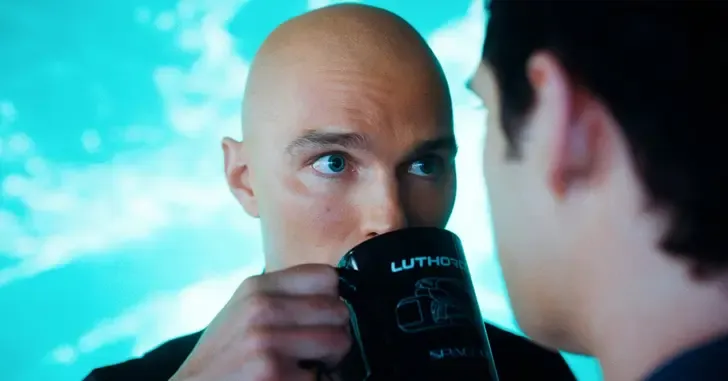 Crachá autografado da LuthorCorp como homenagem à série Smallville. Reprodução: Legião dos Heróis