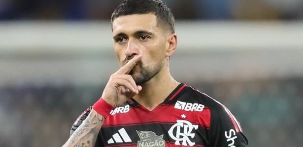 Arrascaeta comemora gol na partida entre Cruzeiro e Flamengo pelo Brasileirão. Reprodução: UOL