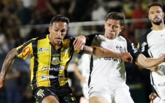 Jogadores do Novorizontino comemoram vitória sobre o Corinthians e vão à final do Paulistão.. Reprodução: Esporte