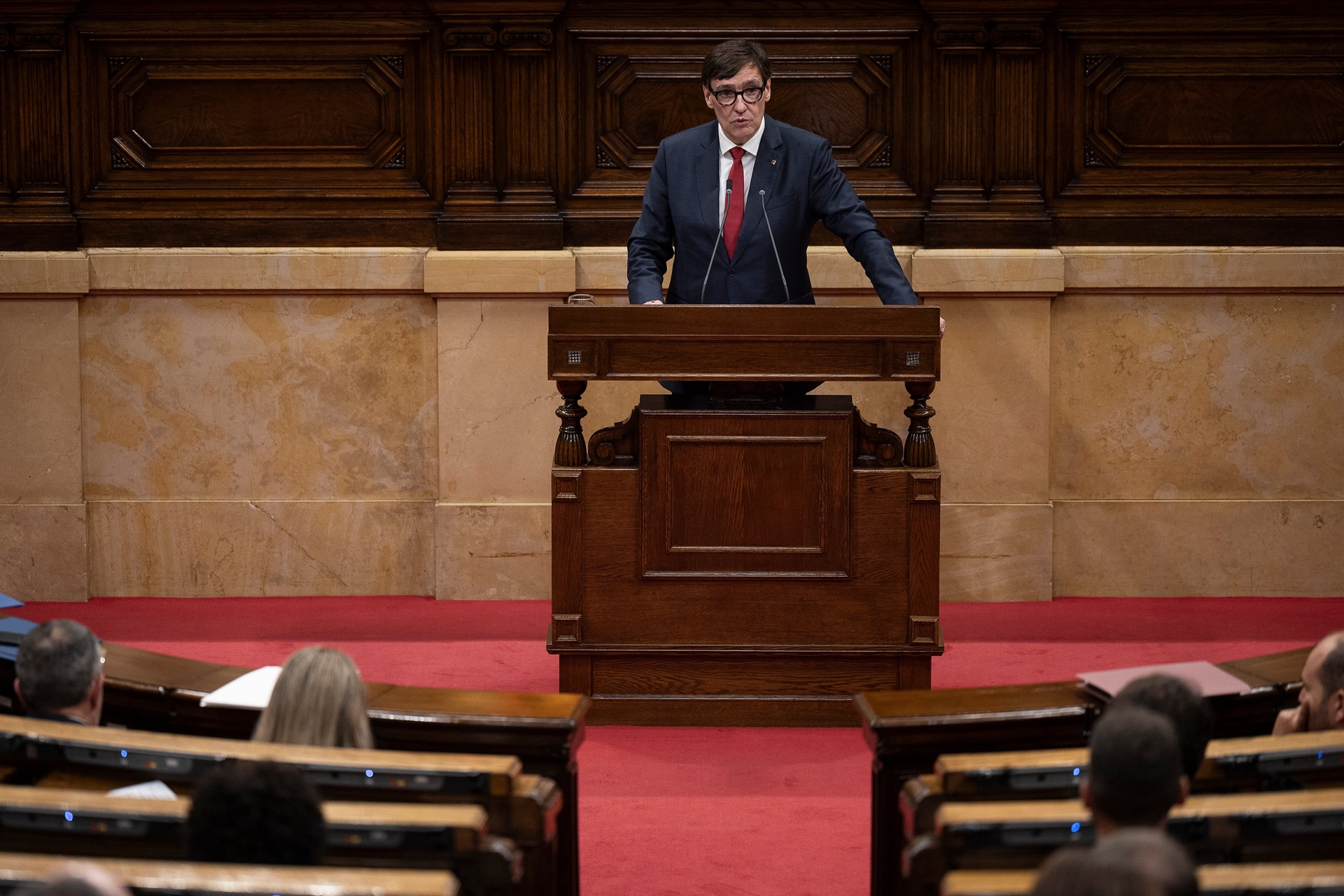 Illa faz discurso no Parlament, lembrando o estilo de Pujol. Legenda da imagem. Reprodução: Retorno do item 11