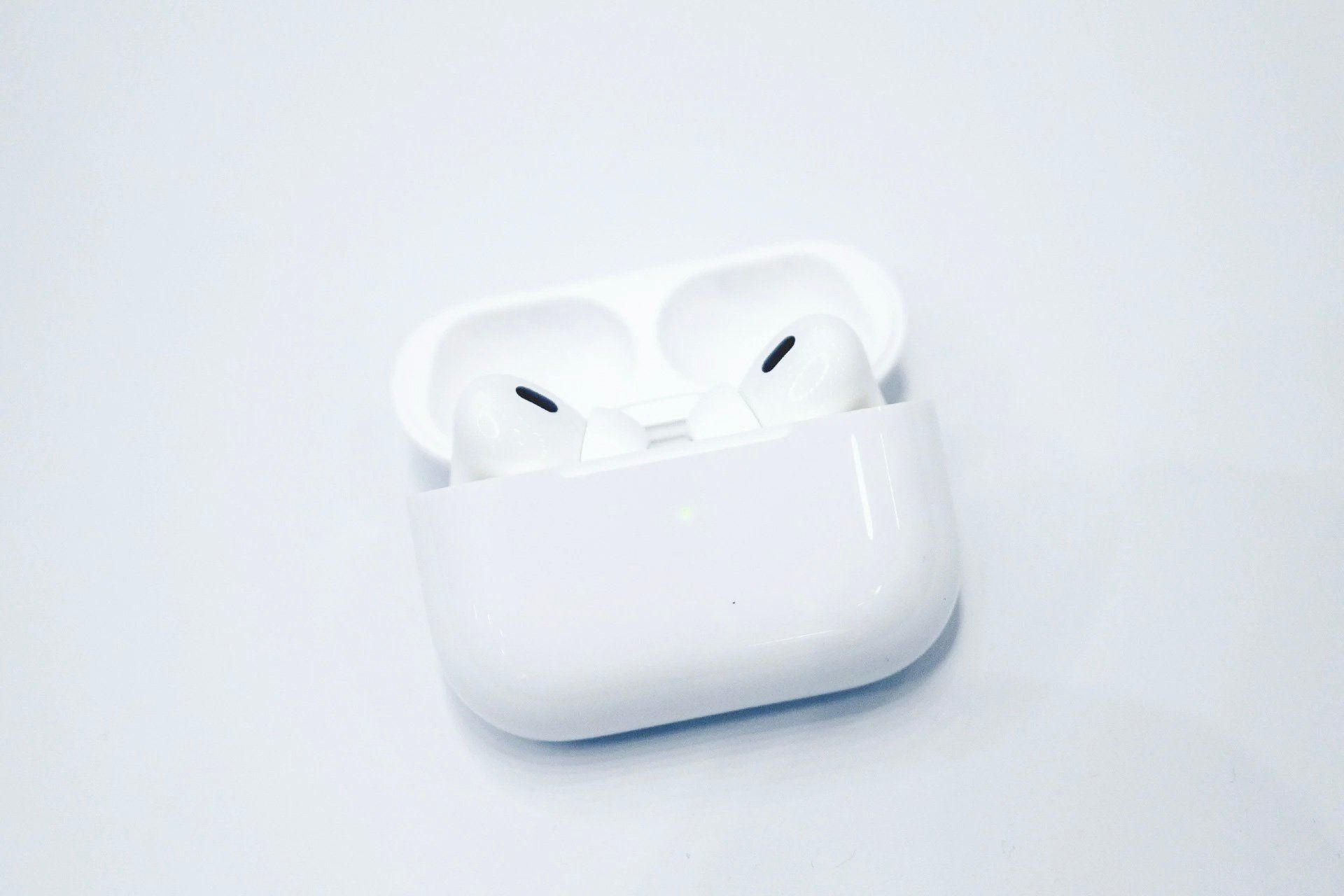 Imagem de AirPods Pro, destacando uma possível questão com a assistente virtual Siri. Reprodução: Bloomberg