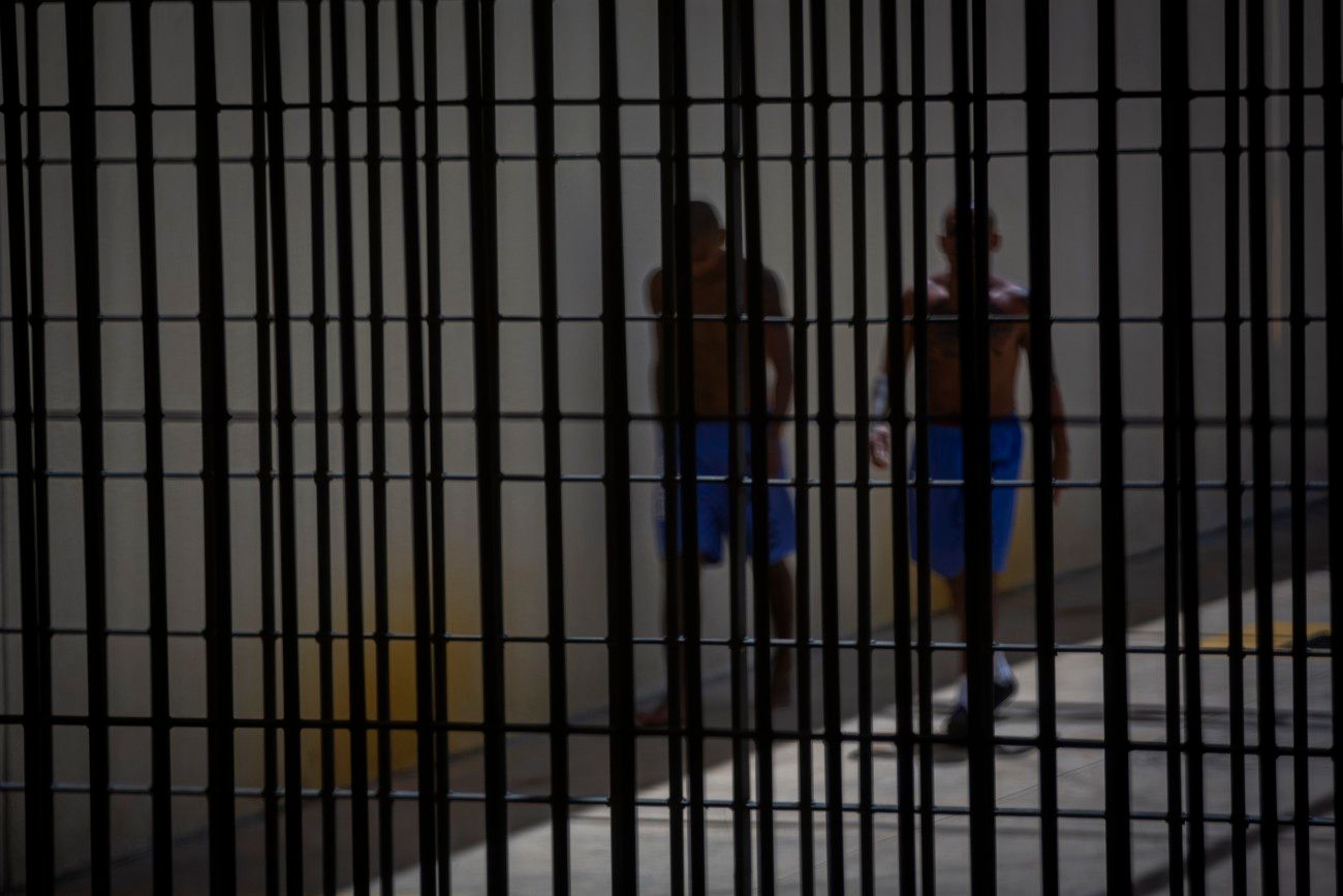 Legenda da imagem. Crise carcerária brasileira exposta: o Presídio Central de Porto Alegre como símbolo de degradação. Reprodução: Globo