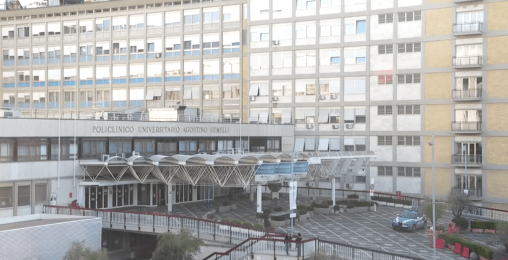 Papa Francisco passa noite tranquila em hospital de Roma