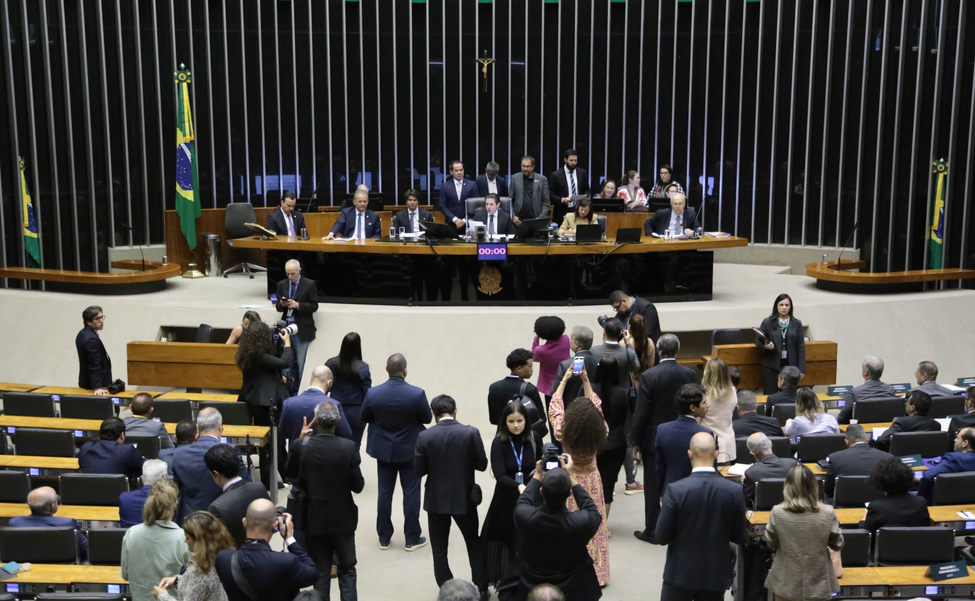 Imagem de debate político lembrando a frase de Ulysses Guimarães sobre o Congresso. Reprodução: Retorno do item 11