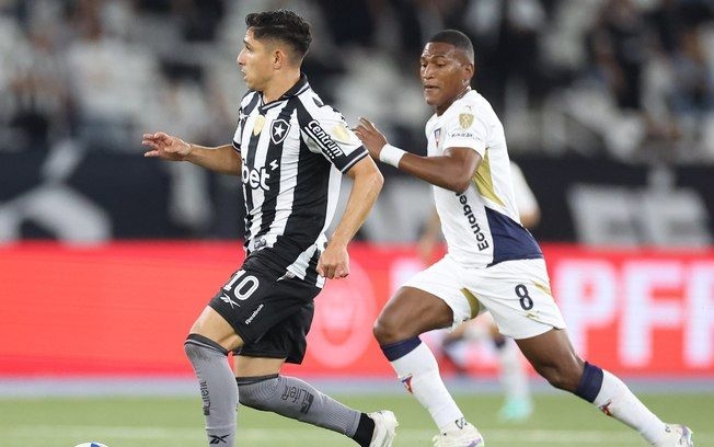 Carlo Ancelotti observa a vitória do Botafogo contra a LDU no Estádio Nilton Santos. Reprodução: iG