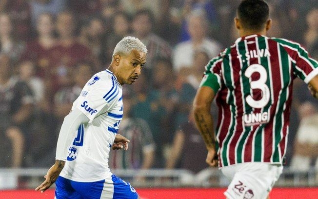 Fabrício Bruno abre o placar após escanteio cobrado por Matheus Pereira no jogo do Cruzeiro. Reprodução: Esporte IG